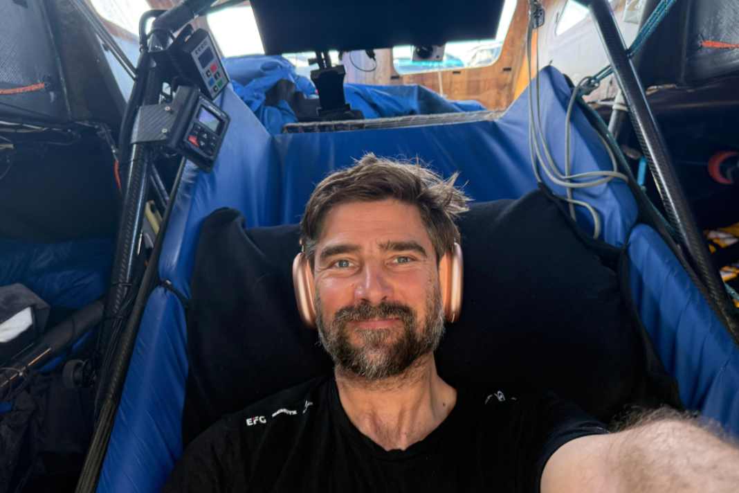 Boris Herrmann dans le siège de pilote rembourré de bleu à bord du "Malizia - Seaexplorer".