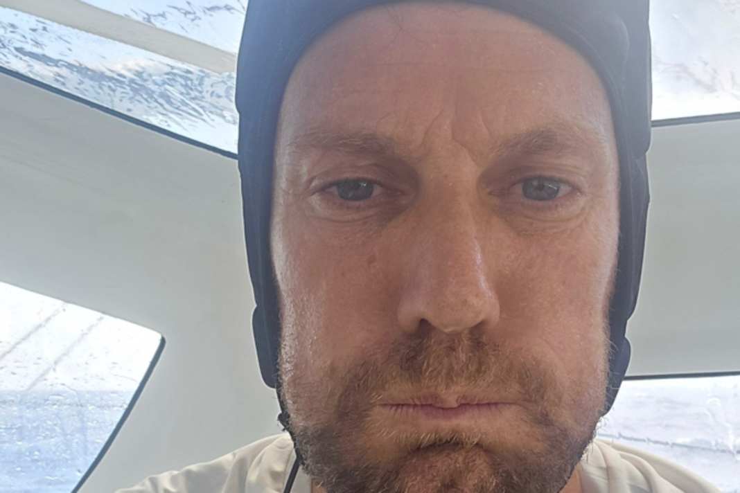 Le skipper de "Biotherm" Paul Meilhat avec sa casquette de protection. Actuellement, de nombreux solitaires portent des casques sur le cap sud, compte tenu des vitesses élevées.