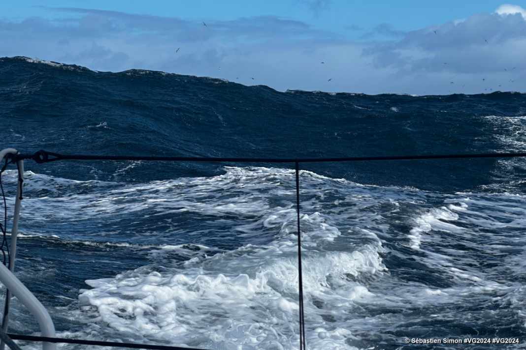 A l'avant du peloton, les solistes sont confrontés à une mer agitée. Cette "montagne" a été tenue par le deuxième du classement, Seb Simon, sur "Groupe Dubreuil".
