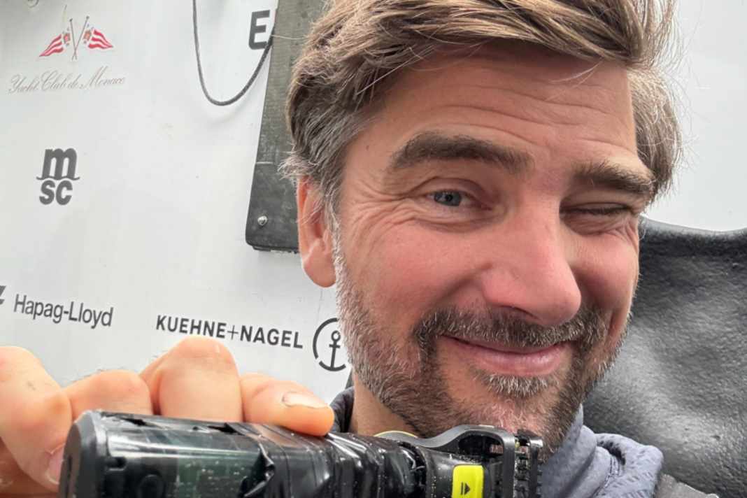 Boris Herrmann first outsmarted his broken razor with a MacGyver trick, then trimmed his beard.