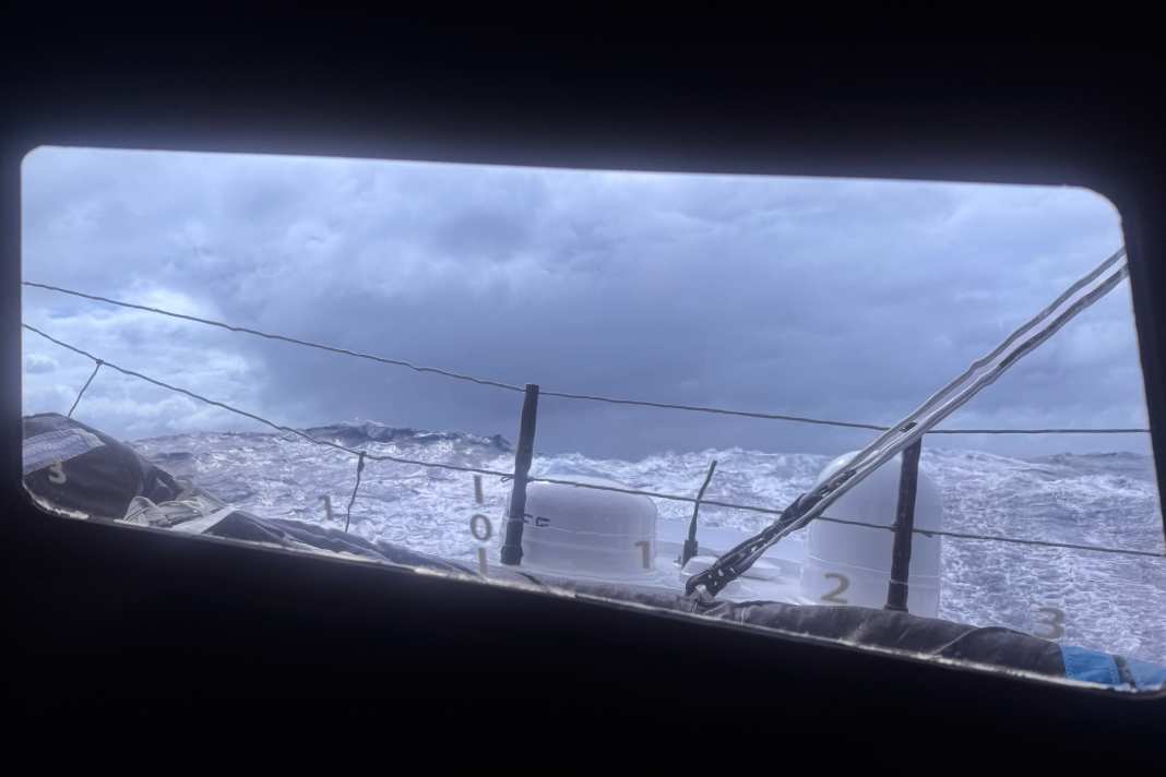 Doch nicht auf und davon? Blick ins Heckwasser von Charlie Dalin, der bald von seiner Führungsposition verdrängt werden könnte