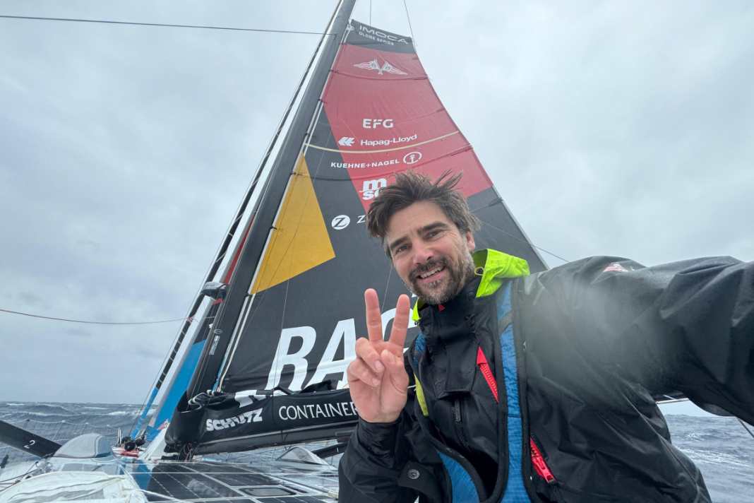 Le cose stanno migliorando in classifica: Boris Herrmann in condizioni difficili sul ponte del suo "Malizia - Seaexplorer".