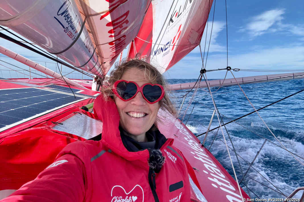 Sam Davies a apprécié le bleu du ciel au-dessus d'elle, bien qu'elle ait entre-temps fortement reculé.