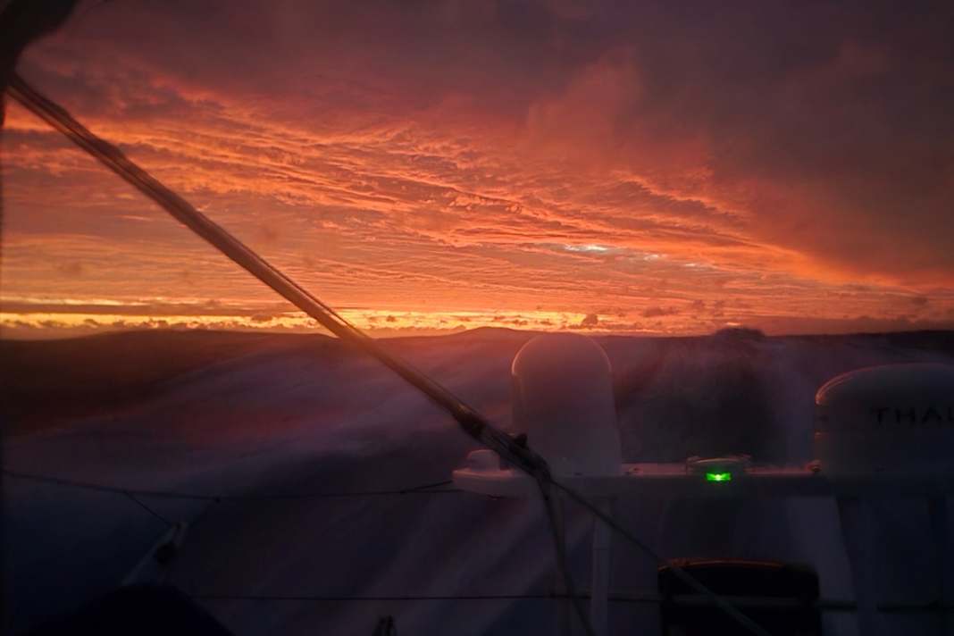 Cette ambiance magique a été immortalisée dans le Pacifique Sud par le skipper de "Biotherm", Paul Meilhat. Le Français a poursuivi Boris Herrmann à 50 milles nautiques de la ligne d'arrivée de la 41e journée de course.