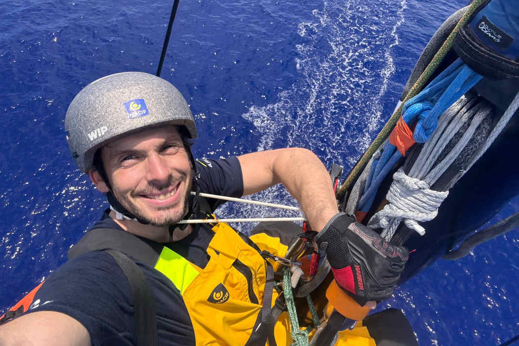 In cima alla classifica, Charlie Dalin è riuscito a staccarsi leggermente