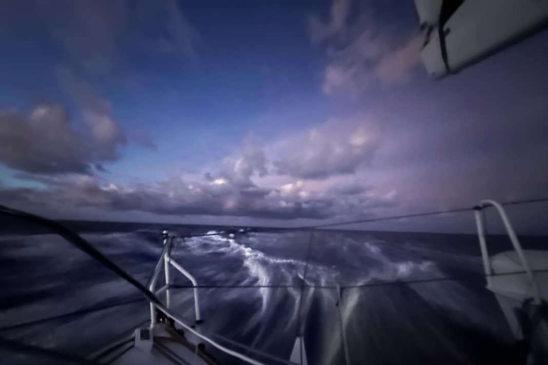 Diese Hochgeschwindigkeitsaufnahme gelang dem auf Platz drei liegenden "Groupe Dubreuil"-Skipper Seb Simon.