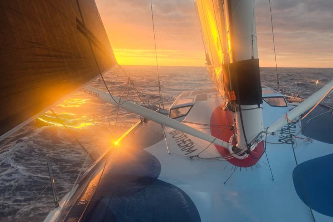 The best picture of the day was sent by "Biotherm" skipper Paul Meilhat on Sunday morning (5 January).