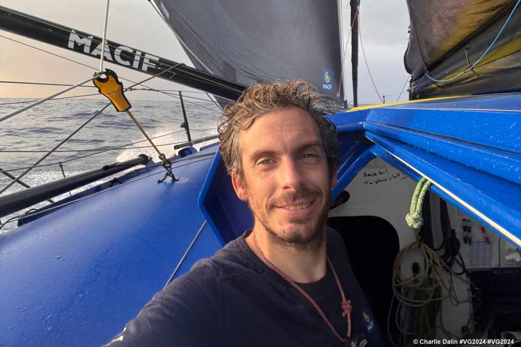 Il maestro di "Macif Santé Prévoyance" della 10ª Vendée Globe: Charlie Dalin percorre le ultime 2000 miglia nautiche fino al traguardo su una rotta record.