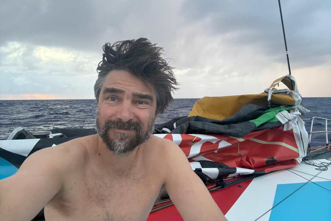 Lourdement ébranlé par la tempête : Boris Herrmann avec sa voile d'avant endommagée