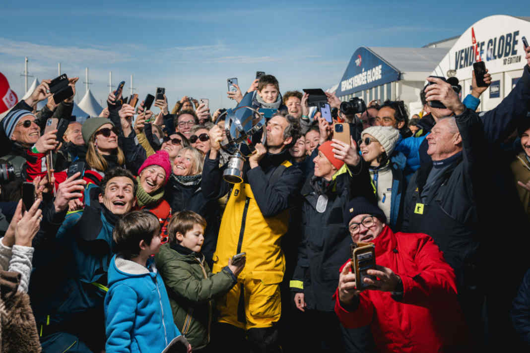 Qui il campione bacia il trofeo. Il nuovo record di Charlie Dalin potrebbe durare a lungo...
