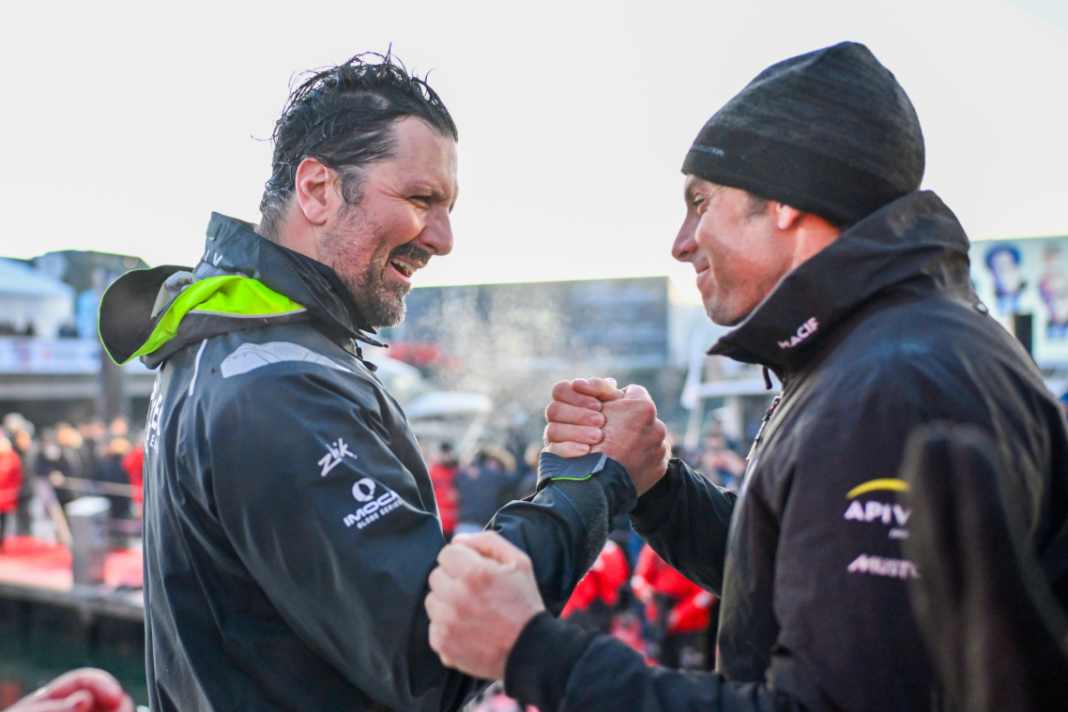 Nice encounter: Vendée Globe winner Charlie Dalin (r.) and Yoann Richomme after his finish.