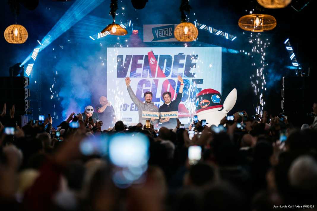 Arm in Arm auf der Vendée-Globe-Bühne: Sieger Charlie Dalin und der nach großem Kampf um die Welt bezwungene Yoann Richomme.