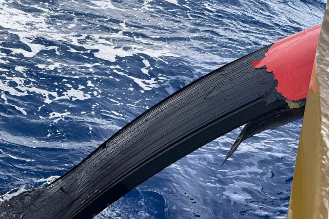 La lamina portuale rotta di "Malizia - Seaexplorer".