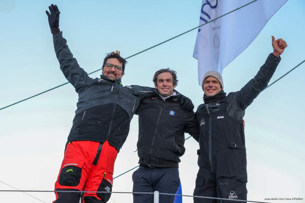 Le podium du 10e Vendée Globe : le vainqueur Charlie Dalin, le deuxième Yoann Richomme et Seb Simon.