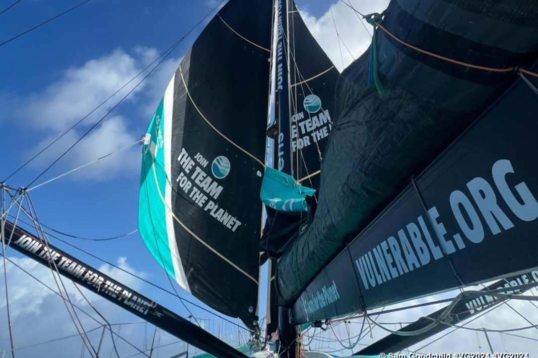 Die Interimslösung: Goodchild segelt in den starken Winden vorerst mit J2 und J3 im Schmetterlingsstil weiter.