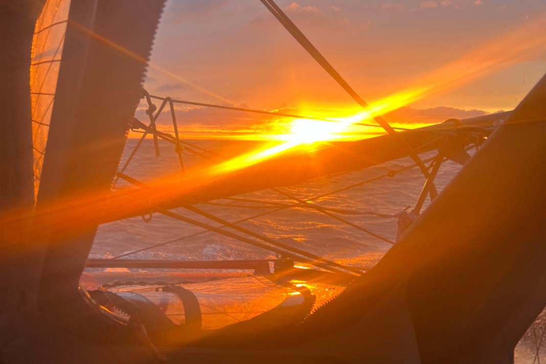 Als würde ihm das nahende Ziel schon zulächeln: Jérémie Beyous Blick voraus.