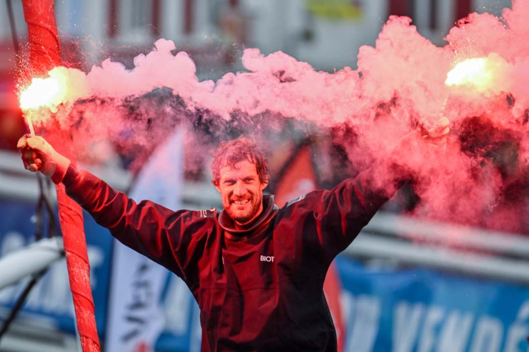 Le skipper de "Biotherm" Paul Meilhat, cinquième et très heureux, a franchi la ligne d'arrivée.