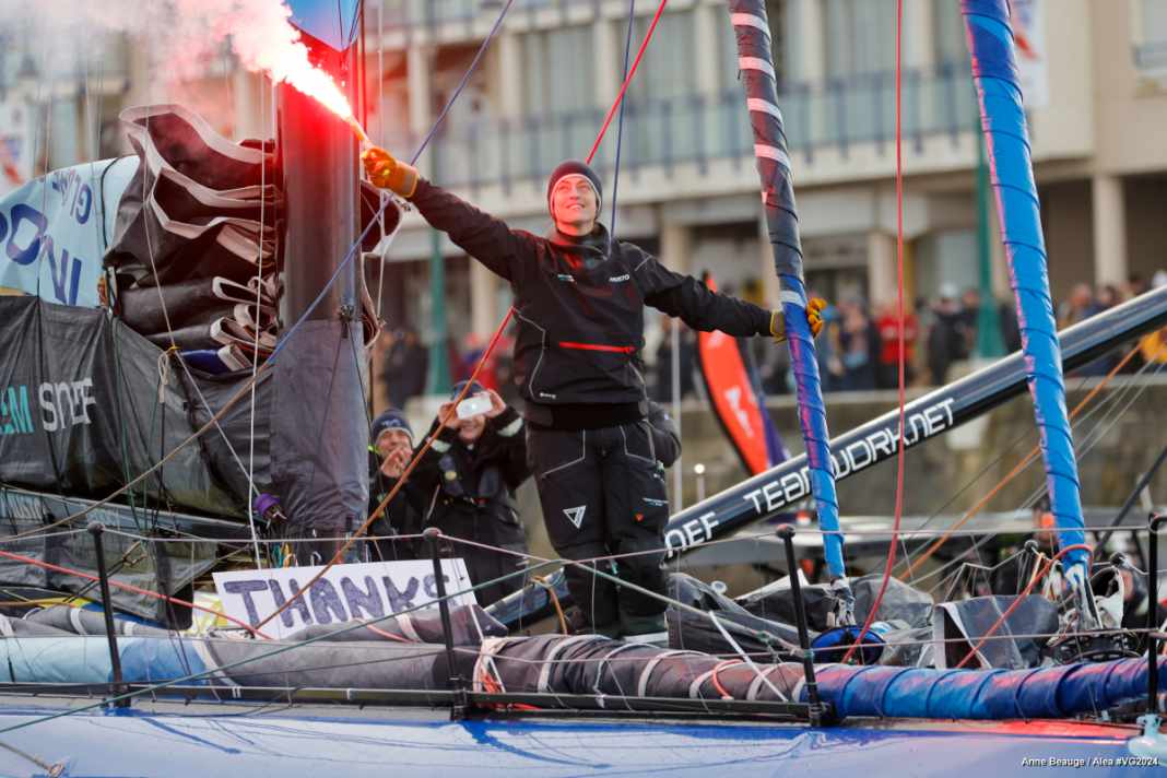 Miglior skipper donna della 10a Vendée Globe, miglior partecipante non francese: Justine Mettraux con il faro nella mano destra.