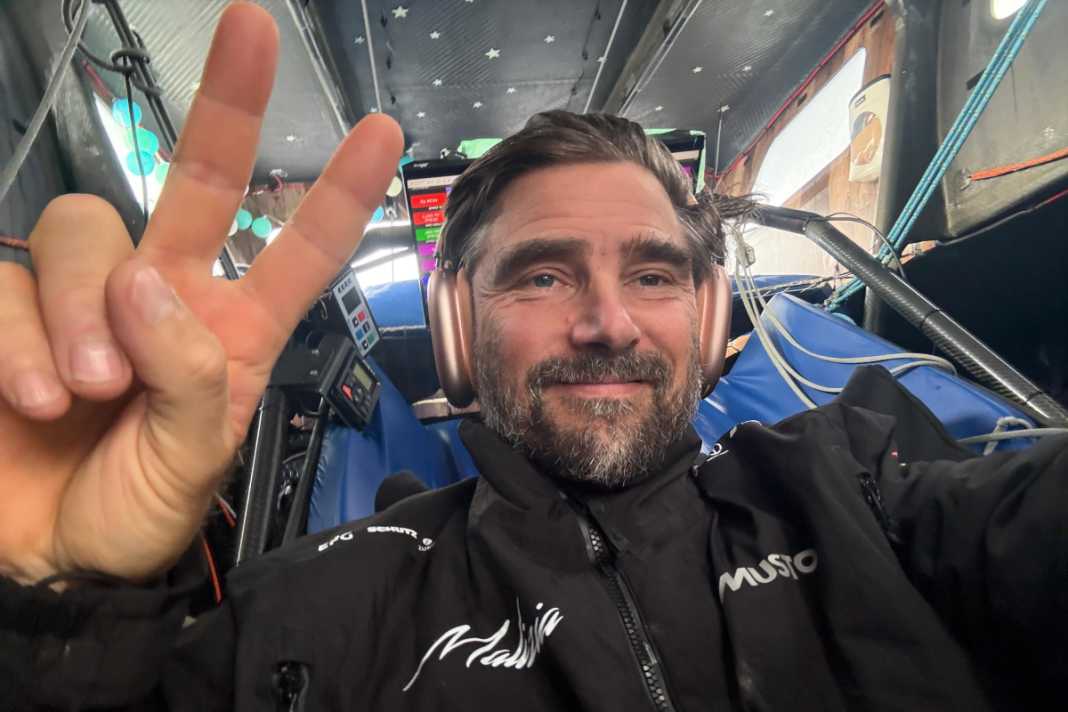 Cautamente ottimista per il suo finale del Vendée Globe: Boris Herrmann nel tempestoso Golfo di Biscaglia.