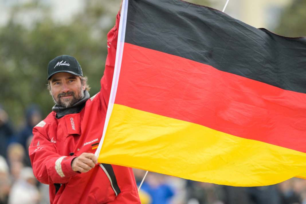 Boris Herrmann zeigt Flagge bei der Kanalfahrt ins Herz von Port Olona.