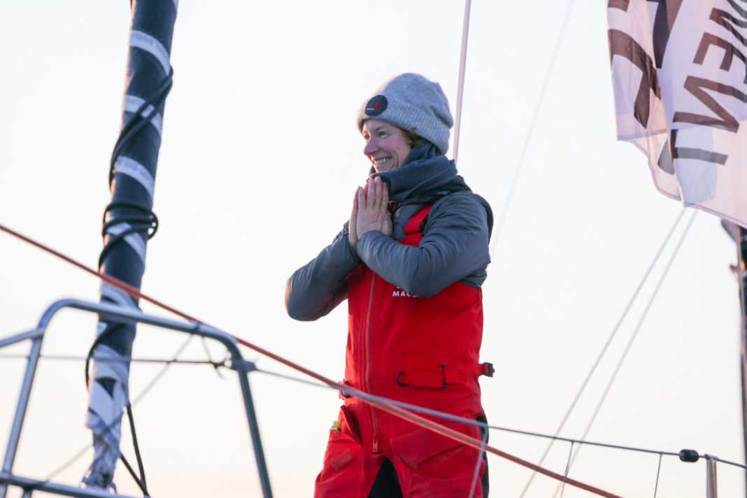 Isabelle Joschke in happiness about her completed second solo around the world.