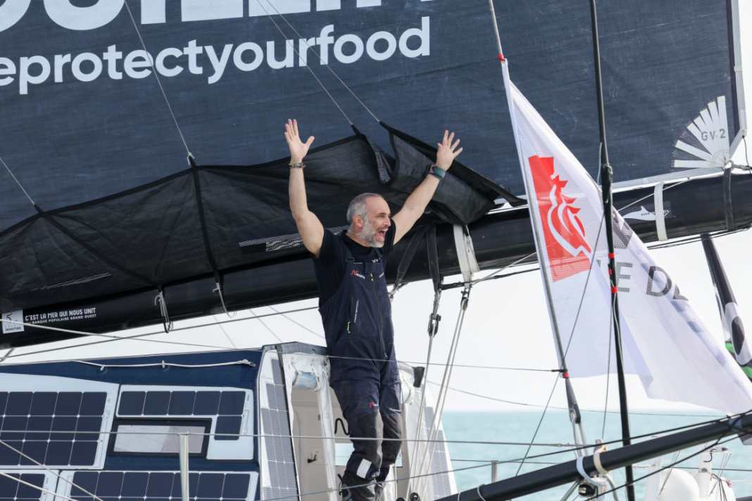 En franchissant la ligne d'arrivée, Fabrice Amedeo lève les bras au ciel.