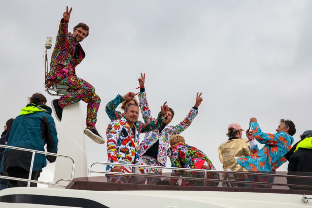Boris Herrmann mit Romain Attanasio, Benjamin Ferré und weiteren Skippern der Vendée Globe bei der Schlussparade.