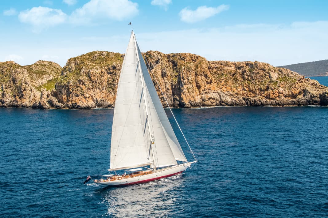 „Vijonara“ vor Mallorca: Mit Yankee-, Stag- und Großsegel setzt die Crew der 42-Meter-Slup 879  Quadratmeter  Stratis-Laminat von Doyle Sails