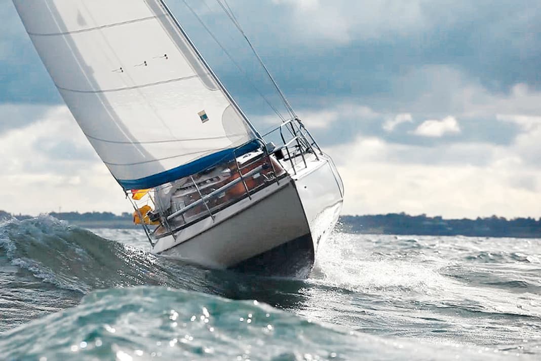 The heavy hull of the Vindö pushes through the waves