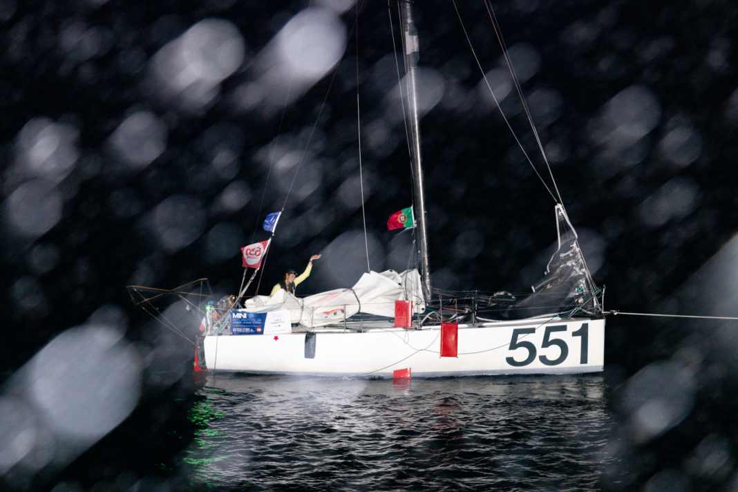 Mit zähester Durchhalteleistung hat Carla Hénon-Steck die Ziellinie der ersten der beiden Etappen im Mini Atlantique erreicht, wenn auch außerhalb des Zeitlimits.