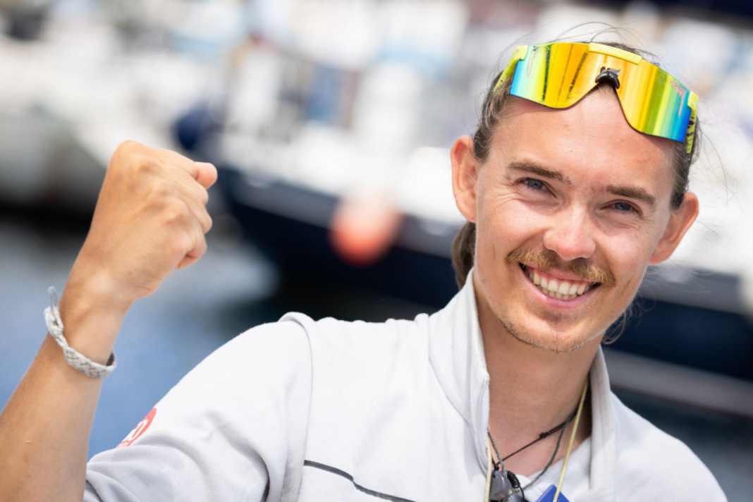 Glücklich mit seinem Top-Ten-Ergebnis im Ziel: Tom Wehde vom Team Next Generation Sailing.