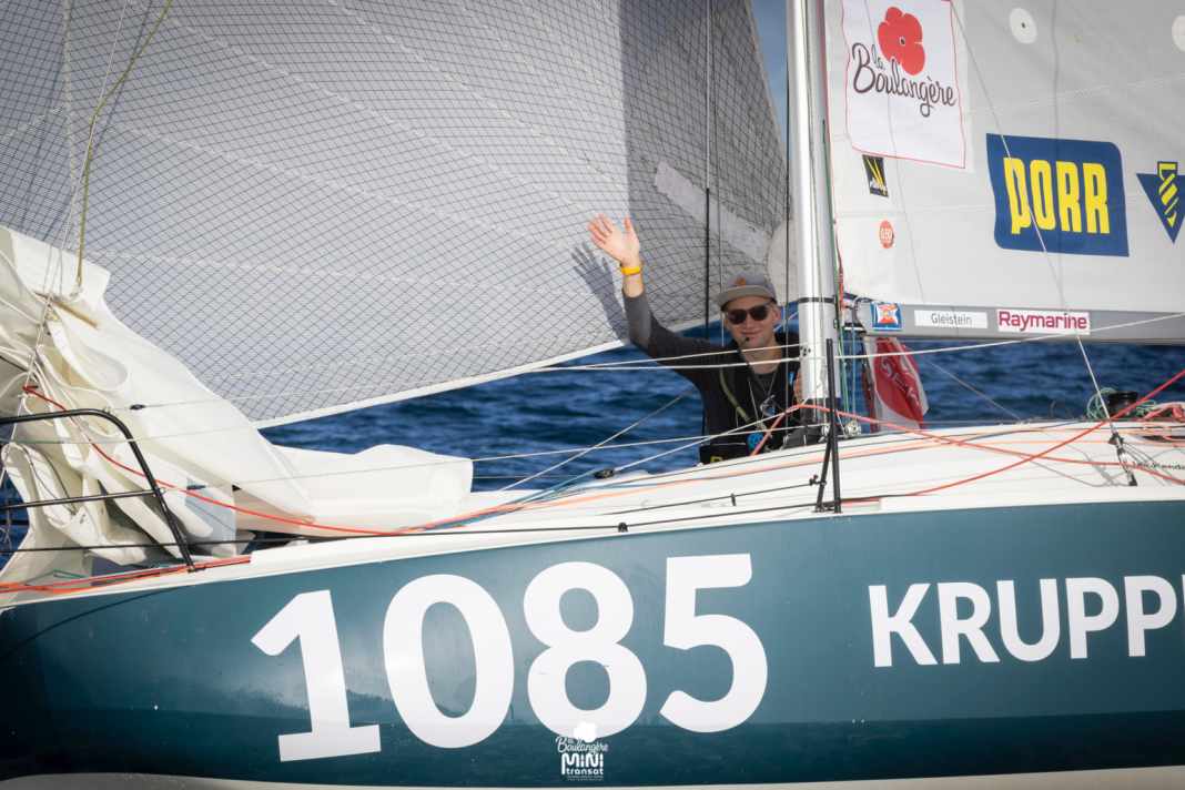 Il mini solista Hendrik Lenz su "Monoka" con il numero 1085 alla partenza davanti a Les Sables-d'Olonne.