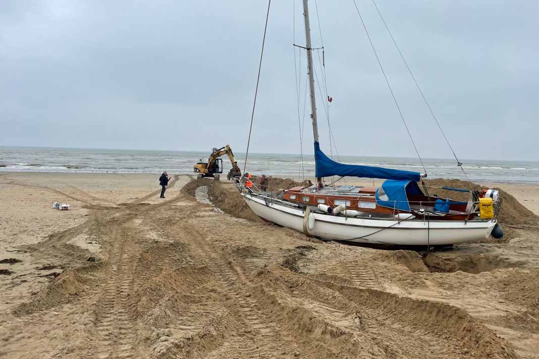 Nach vier Wochen wird ein in der Normandie gestrandetes Boot freigebaggert.