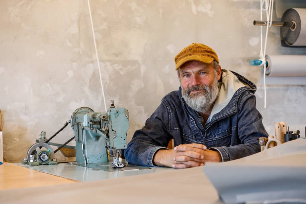 Arrivé à destination : Hinrichsen derrière sa machine à coudre dans son atelier sur l'île d'Alsen