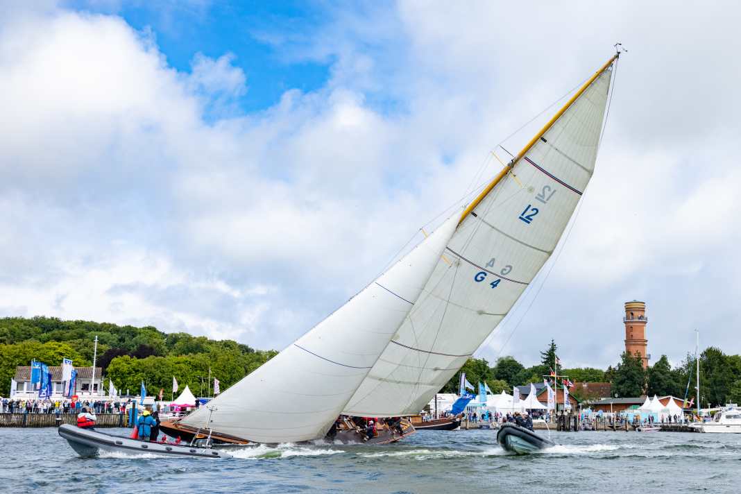Toller Segelsport wurde vor der Travepromenade dem Publikum geliefert.