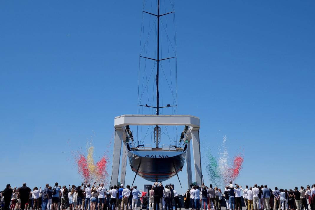 Die Slup mit 48 Meter hohem Mast gleitet gleich ins Wasser.