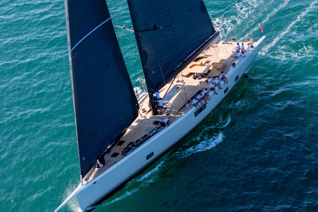 Wallywind 110: Das 33,42 Meter lange Schwesterschiff von „Galma“ wird Ende August an der Costa Smeralda vorgestellt. Den Bau begann Wally ebenfalls spekulativ.