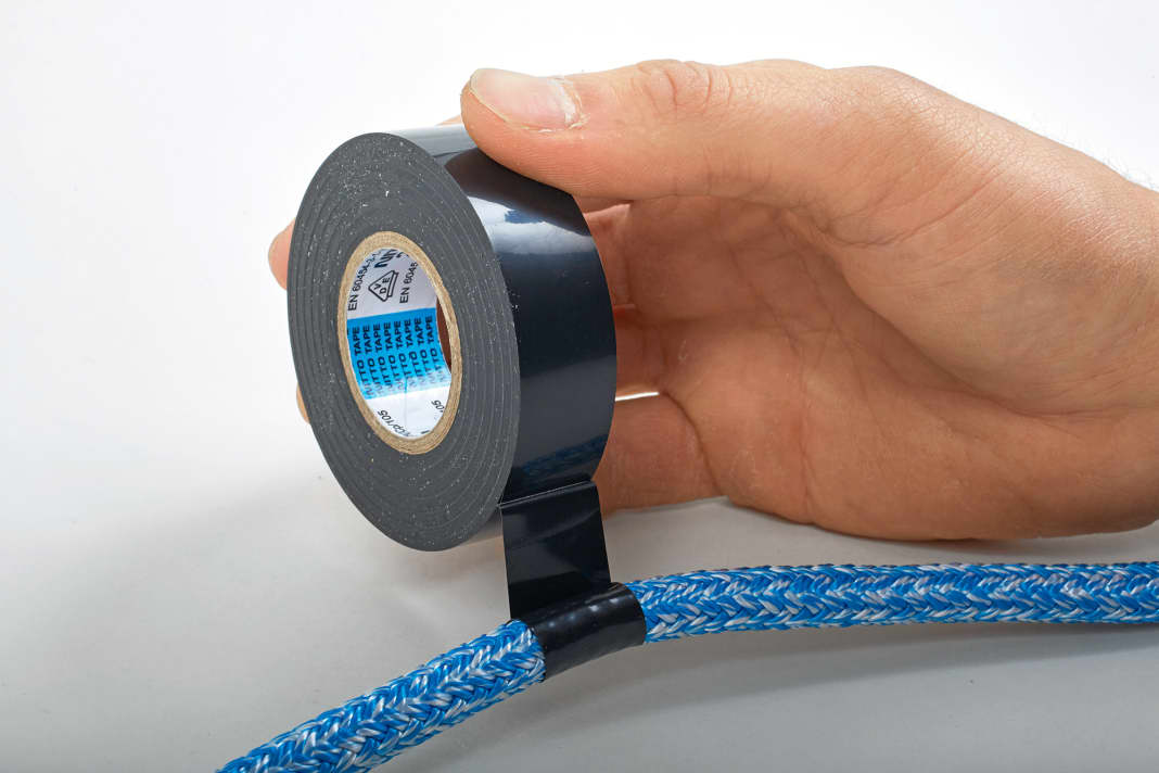 Soll das Tauwerk abgelängt oder das vom Heißschneider verschmorte Ende gekappt werden, umwickelt man die Stelle stramm mit PVC-Isolierband. Das flexible Material passt sich der Tau­werks­struktur an, hält gut und lässt sich ohne Rückstände entfernen