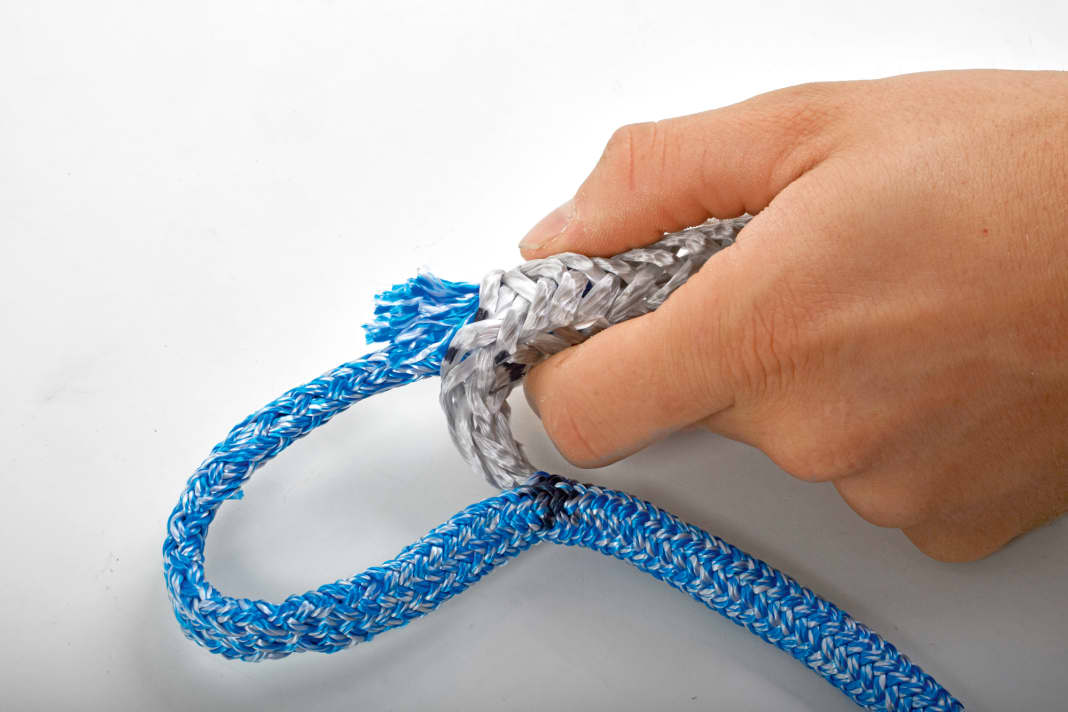 Den verjüngten Mantel mit der Spleißnadel in den Kern ziehen. Bei sehr starren Geflechten muss das Ende eventuell etwas aufgefächert werden, so legt es sich besser um die Nadel und rutscht durch den Kern