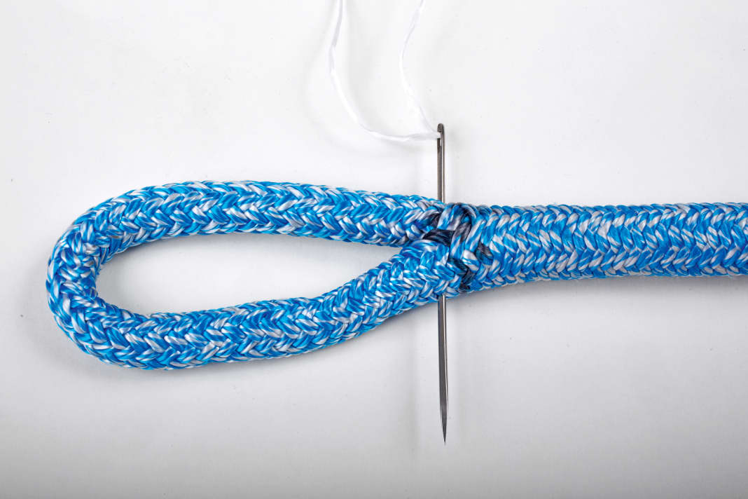 Pour finir, l'épissure est assurée par cinq à six points de couture. Au lieu du fil de gréement, on utilise pour cela un fil provenant de la coupe du manteau. La couleur est parfaitement adaptée et les fibres sont parallèles, ce qui ...