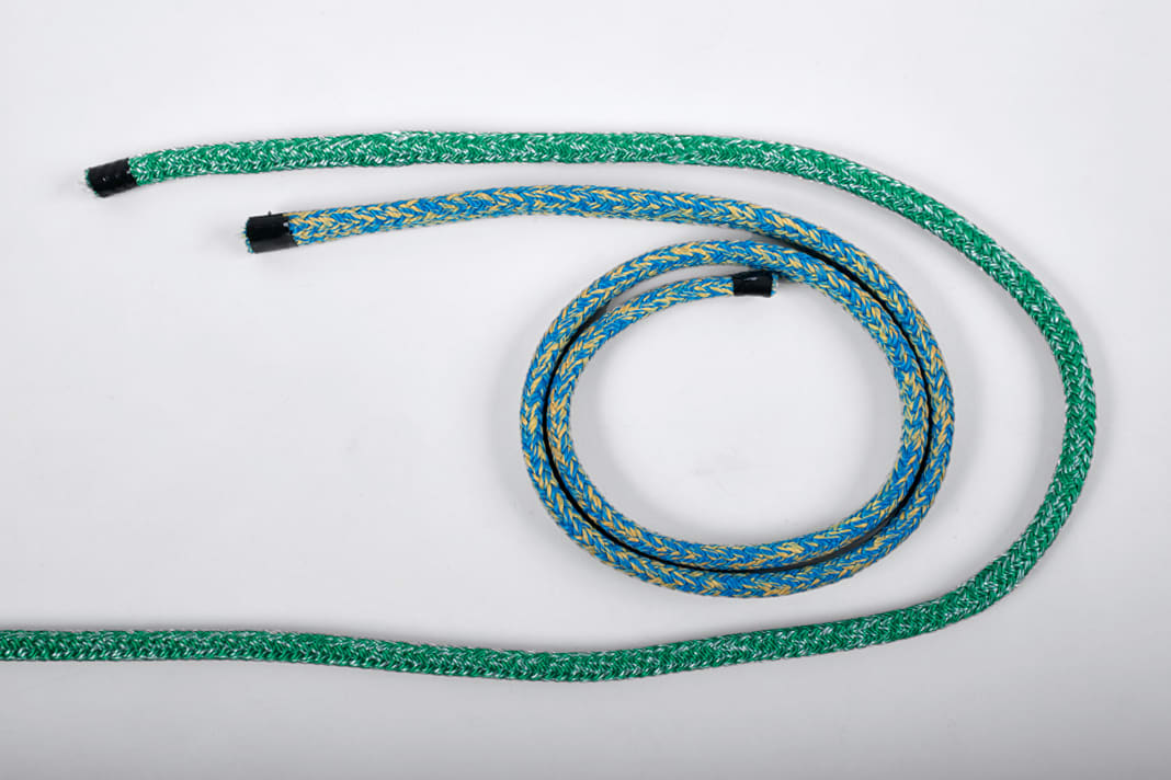 La zone épaissie doit mesurer un mètre de long, ce qui nécessite environ 1,1 mètre de tresse de gaine d'un cordage de 10 millimètres. Nous utilisons une tresse Kevlar-polyester très résistante à l'abrasion.