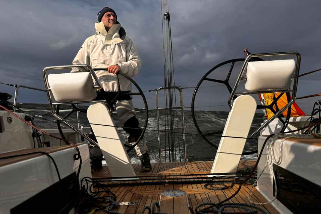 Michael Höfgens Arcona 385 "Lightworks" mit Co-Skipper Eckhard Kaller am Steuer