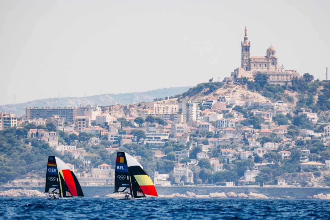 Beautiful 49er FX scene against the backdrop of Marseille with the crews from Germany and Belgium