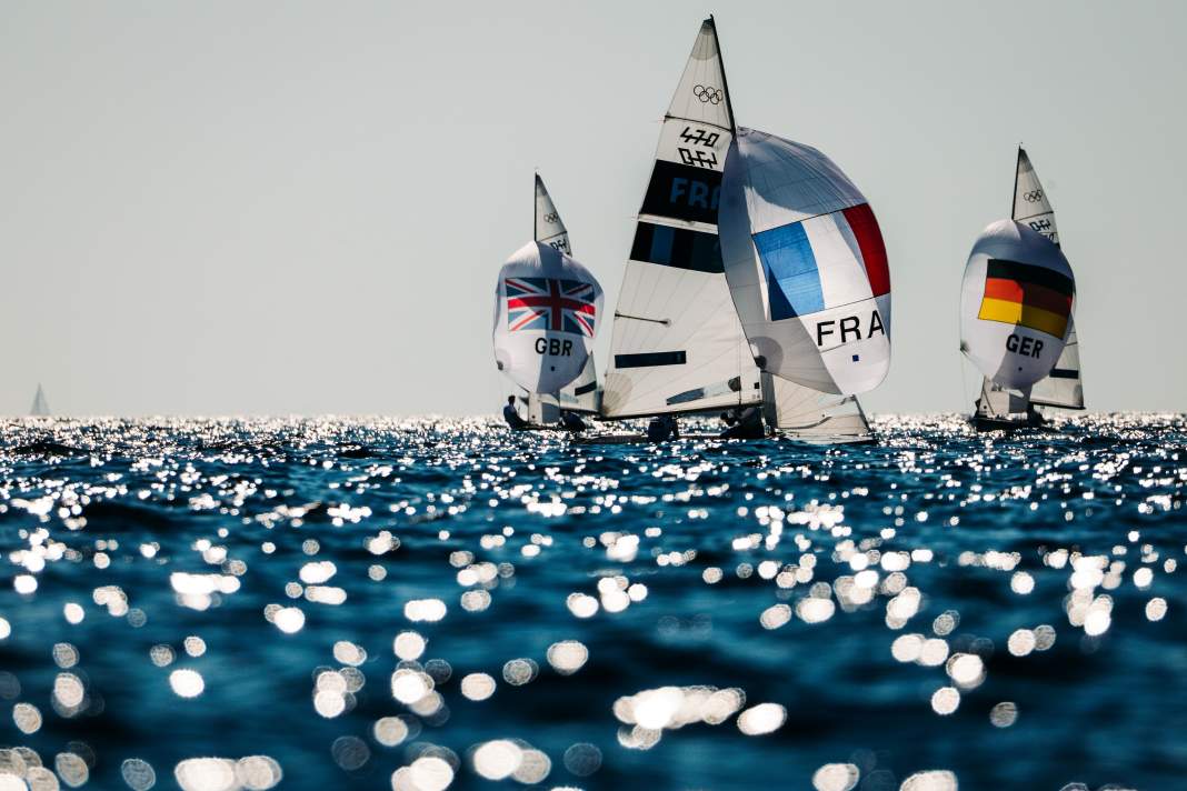 Weniger als fünf Knoten Wind, zwei Knoten "Speed": Die Bucht von Marseille prüft ihre Herausforderer anhaltend mit extremen Leichtwindbedingungen