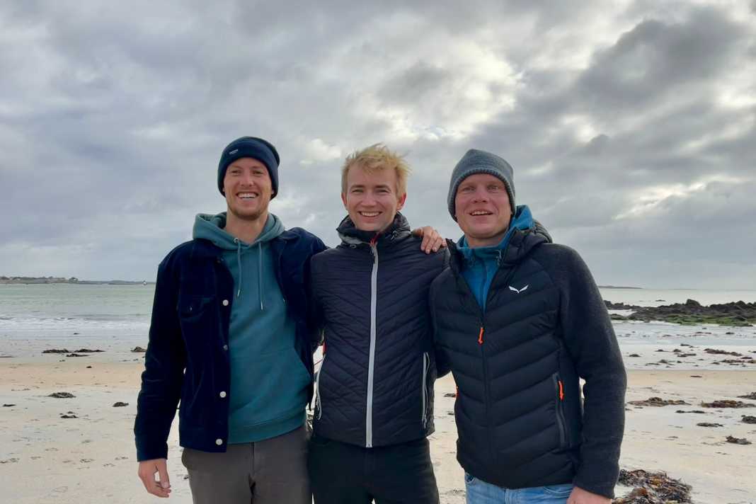 Trois solistes allemands ont la 25e Mini-Transat 2025 en ligne de mire (de droite à gauche) : Thiemo Huuk, Hendrik Lenz, Victor David