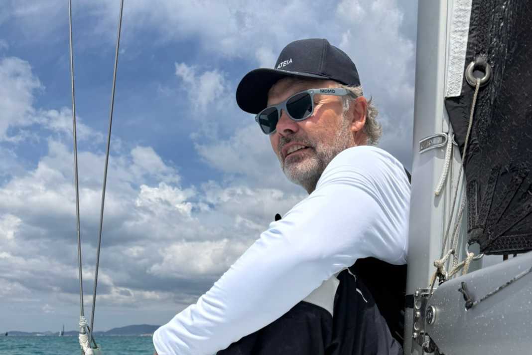 Markus Wieser ancora con un berretto "Galateia" e una vista sull'orizzonte.