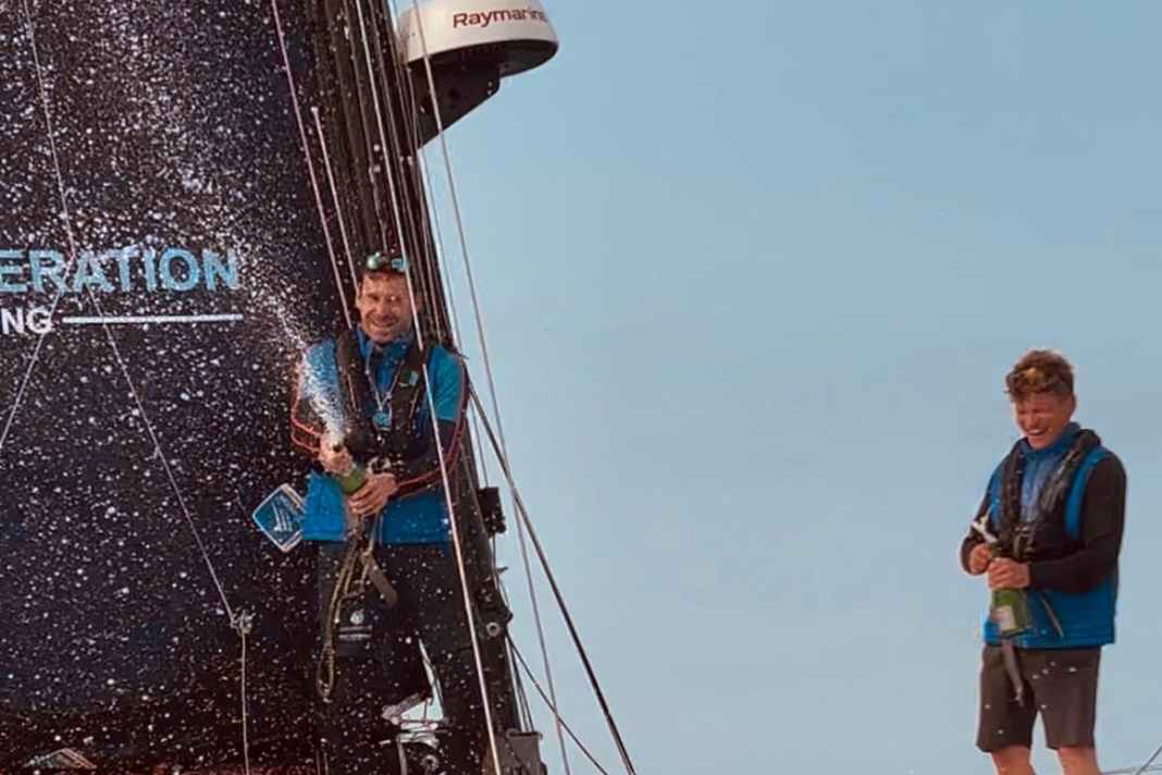 Après la course au record : Melwin Fink et Lennark Burke font sauter le bouchon.
