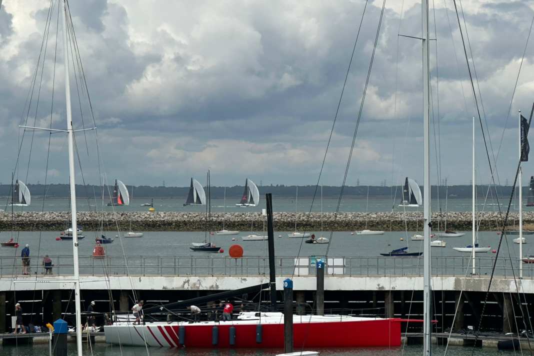 Qui "Red Bandit" rientra nel porto di Cowes dopo la rottura dell'albero, mentre le regate brevi continuano nel Solent.