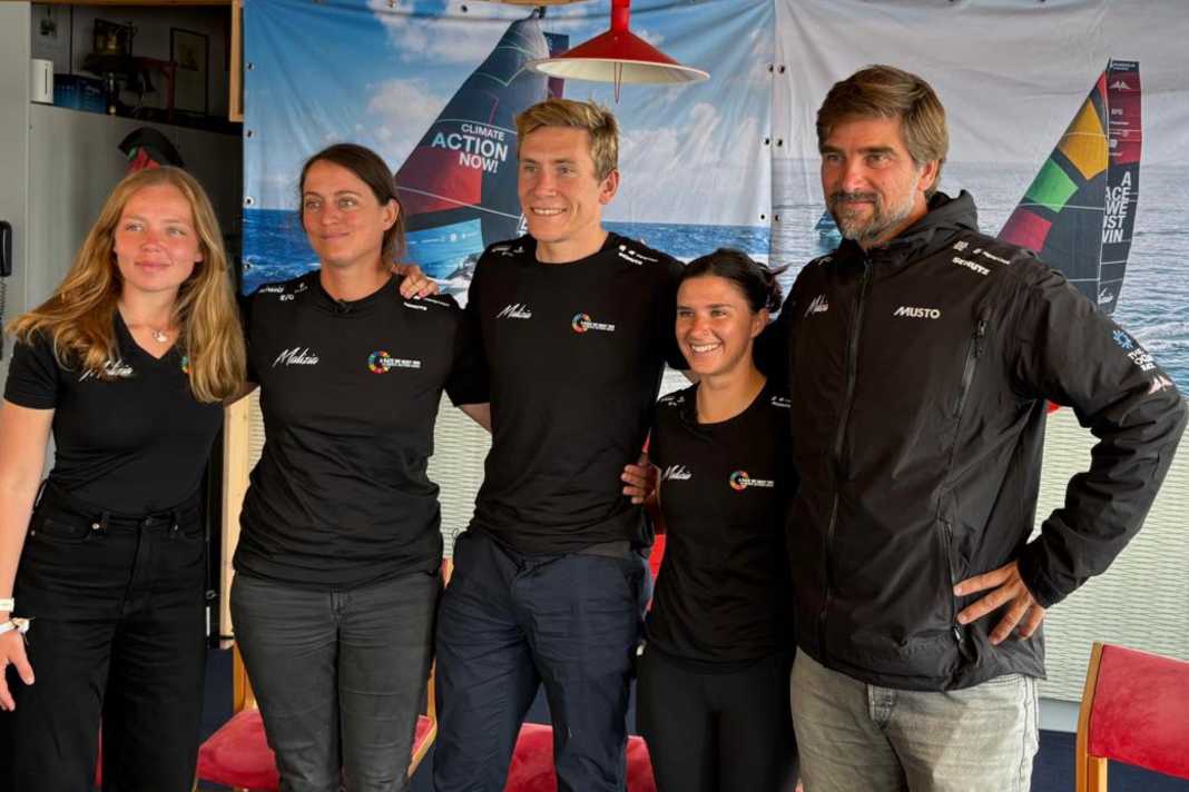 L'équipe Malizia pour la première étape (de droite à gauche) : Boris Herrmann, Cole Brauer, Will Harris, Justine Mettraux et Flore Hartout, journaliste à bord.