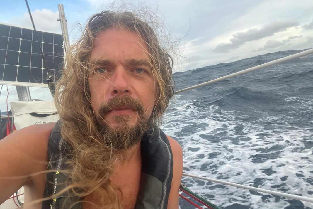 Il partecipante tedesco alla Mini Globe Race, Christian Sauer, è di buon umore nonostante le difficili condizioni dell'Oceano Indiano.